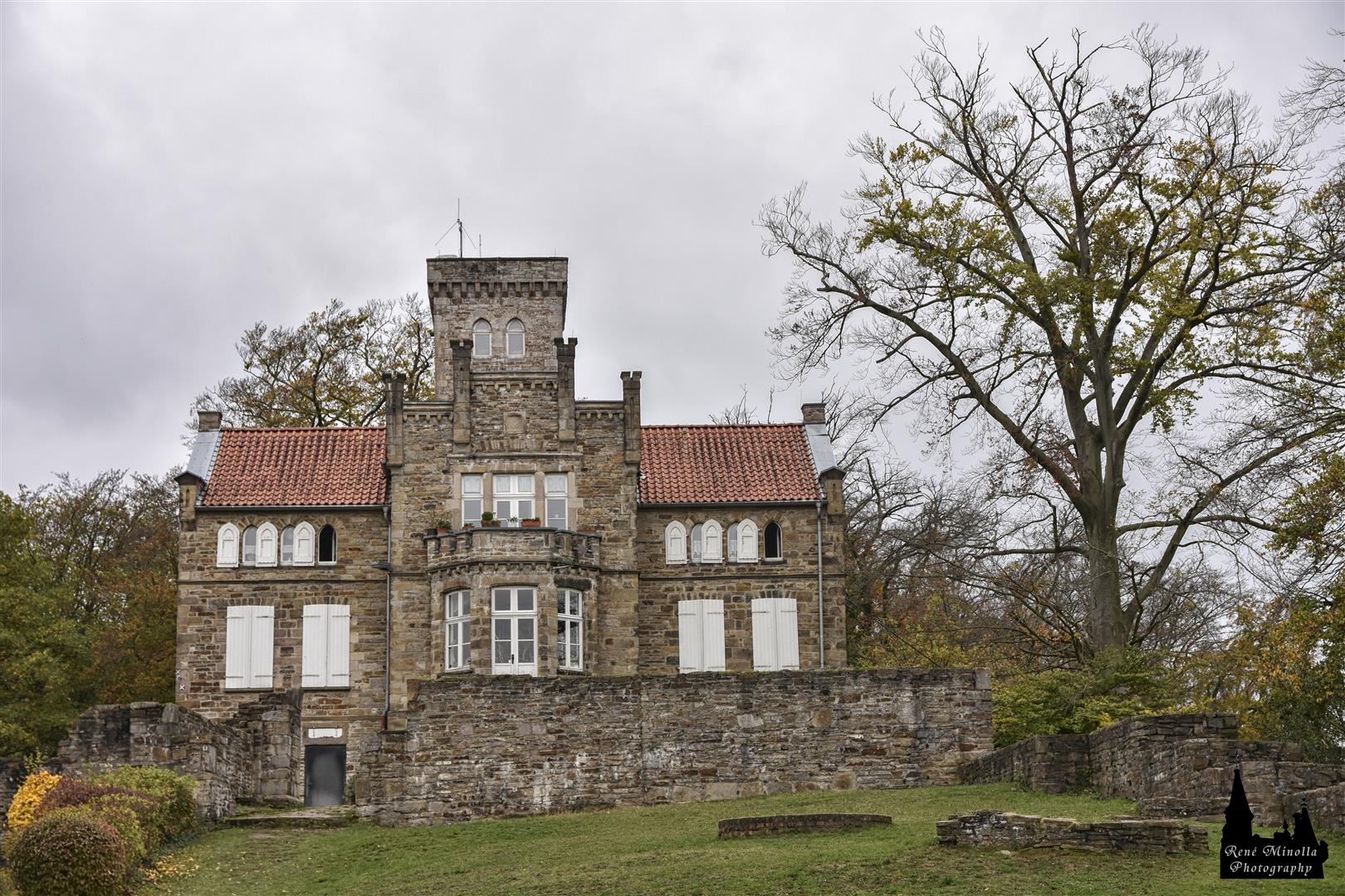 Burgruine Isenburg mit Landhaus Custodis, Hattingen, NRW